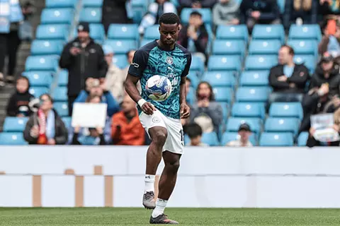 مدافع مانشستر سيتي: أنا سعيد لأجل هالاند.. وتفوقي على ليفربول مصادفة